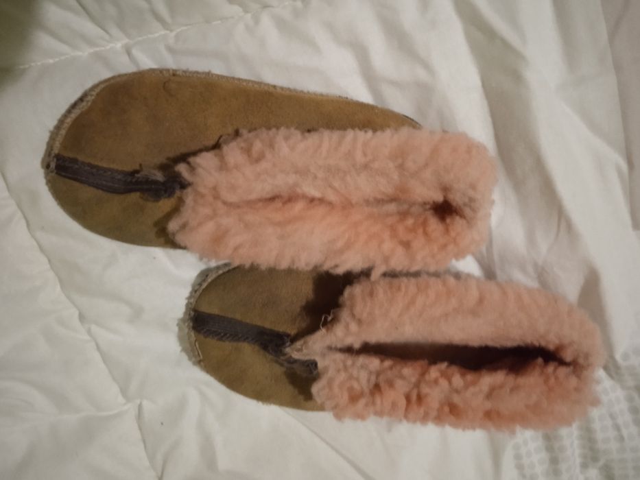 Продавам детски пантофки, естествена кожа, носени, добре запазени