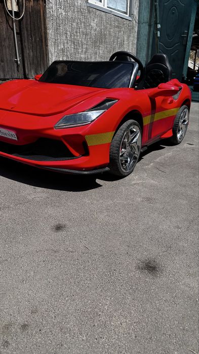 Продается машинка на пульте управления Ferrari