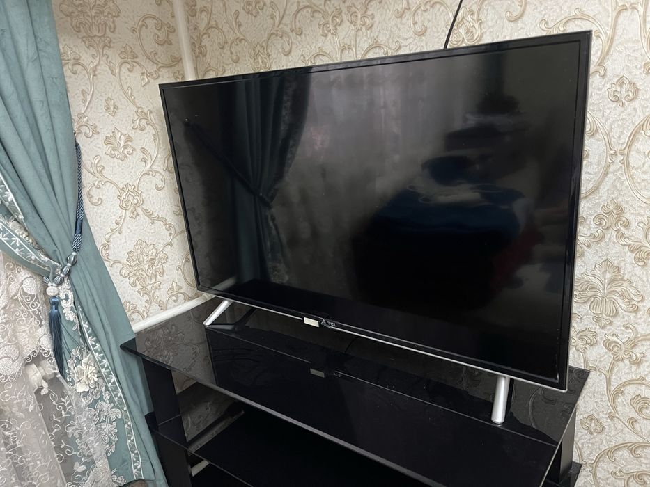 Продается телевизор с подставкой