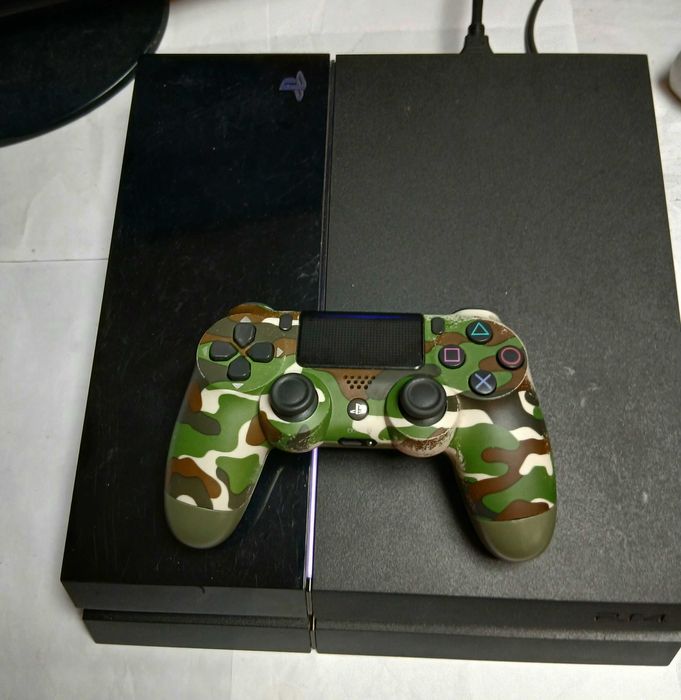 PlayStation 4 с контролер