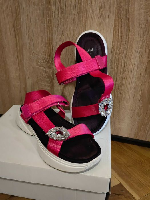 Продавам сандали