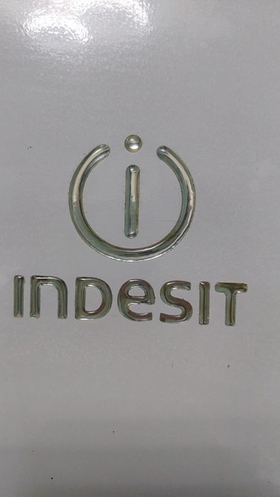 Продавам хладилник Indezit