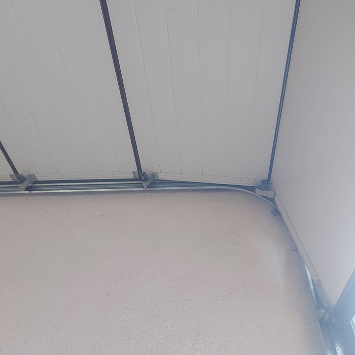 Секционна гаражна врата