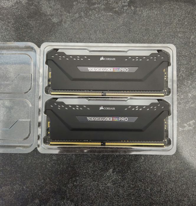 Топовые оперативки Corsair Vengeance rgb 2x8 16Gb 3200
