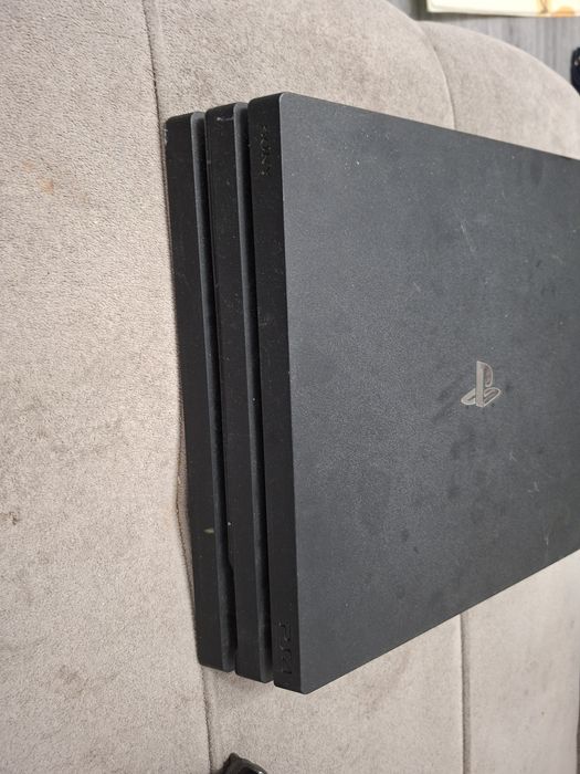Vand ps4 pro cu 2 jocuri si o maneta