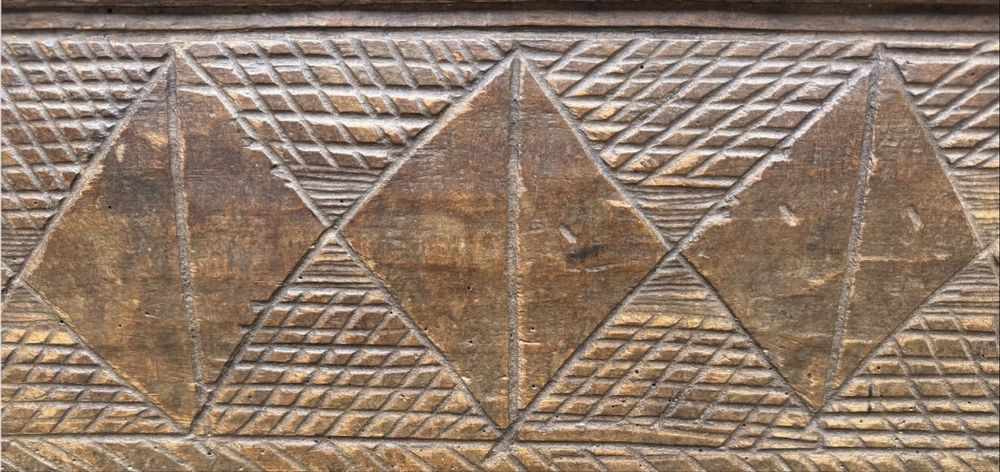 Lada zestre taraneasca decoratiuni caroiaje si romburi