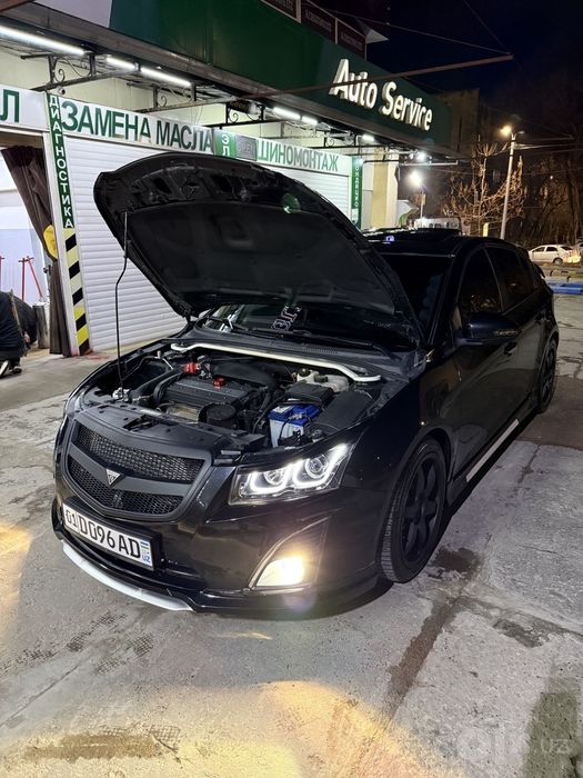 Продам Chevrolet Cruze хетчбек турбо.
