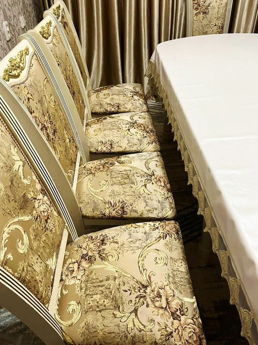 Стол со стульями