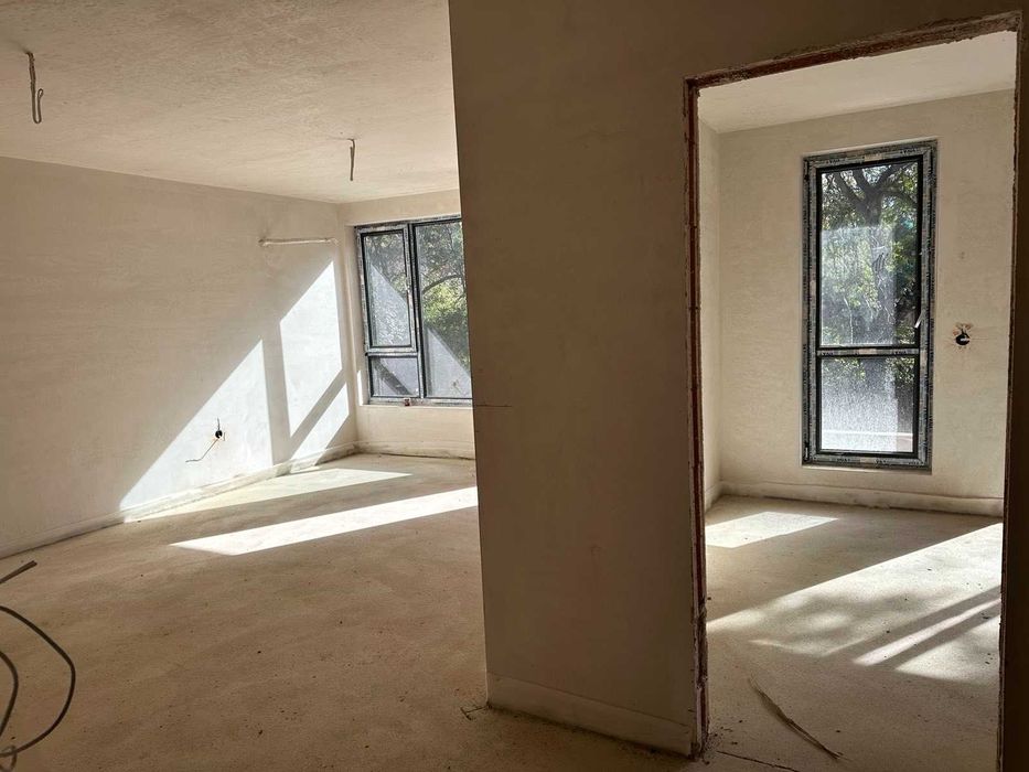 Продава 2-СТАЕН с. Лозенец с паркомясто и ид.части земя