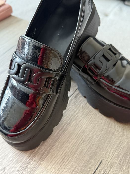 Лачени лоуфъри с дебела подметка