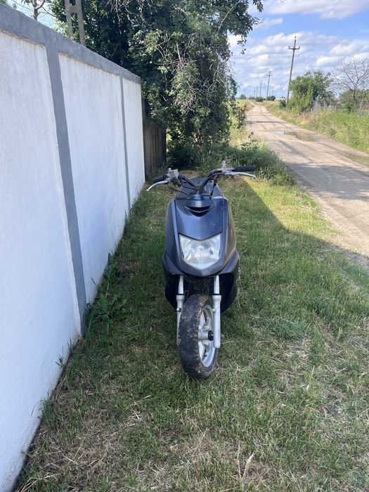 Dezmembrez scuter yamaha  125cc