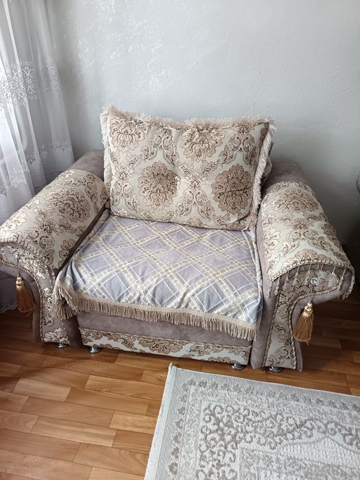 Диван с   креслом