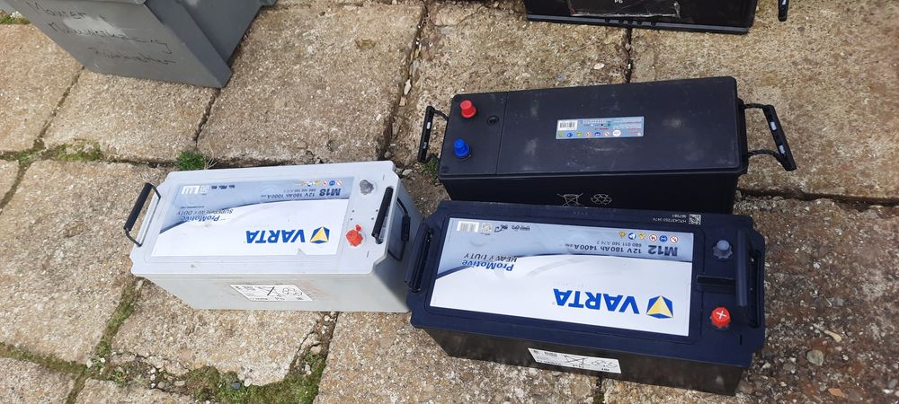 De vânzare diferite bateri noi