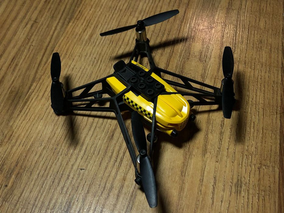Продам оригальный квадрокоптер марки Parrot