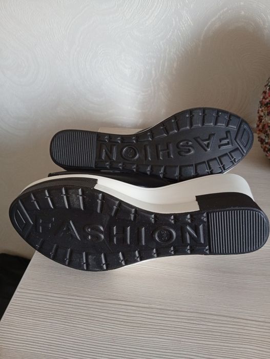 Красивые,элегантные женские шлепки на платформе р.39 новые.