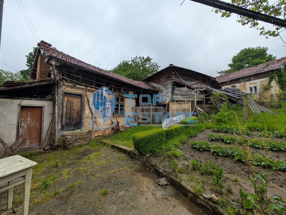 Двуетажна тухлена къща в близост до град Плачковци