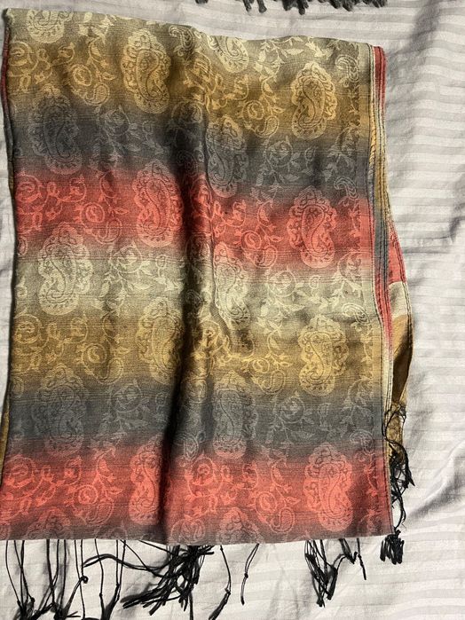 Отдам пакет с шапками и шарфами