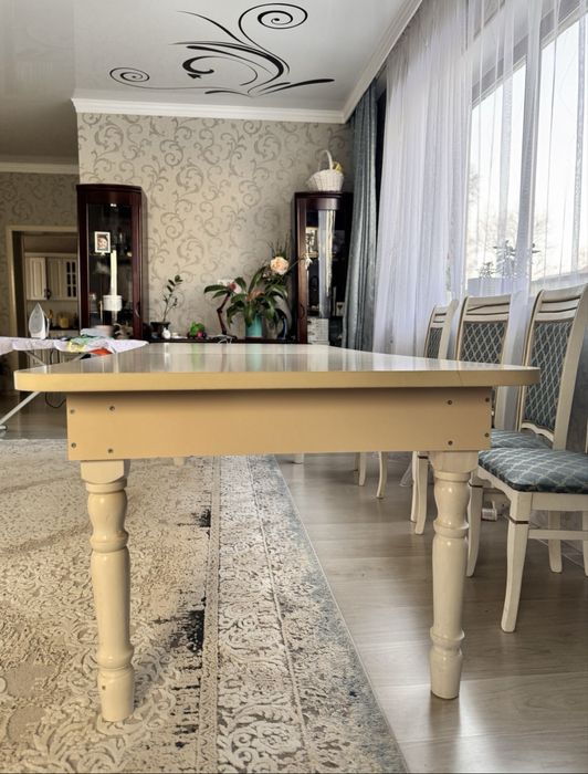 Продам стол для гостинной