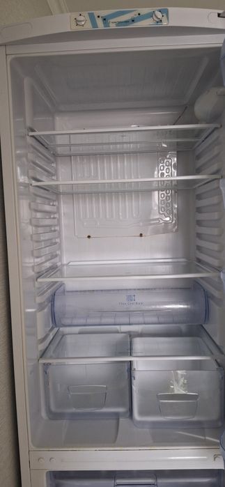 Продам холодильник Indesit