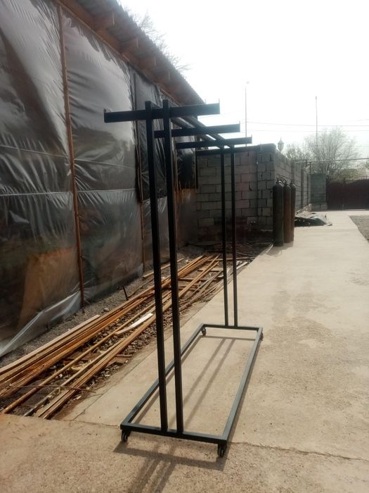 Стол. Стеллаж для дома