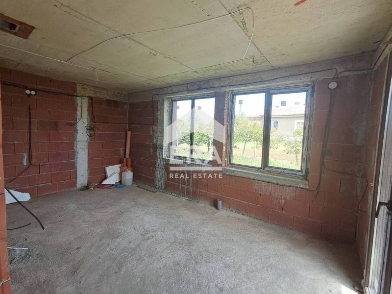 Едноетажна новопостроена къща за продажба, с три спални и двор, в с. Г