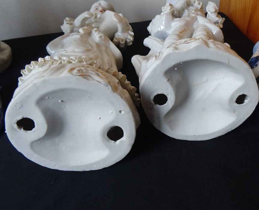 Много големи порцеланови фигури във Викториянски стил, с дантела.