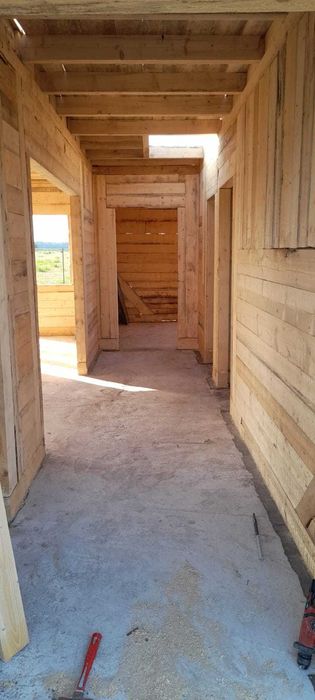 Case din lemn si montaj acoperis si tabla