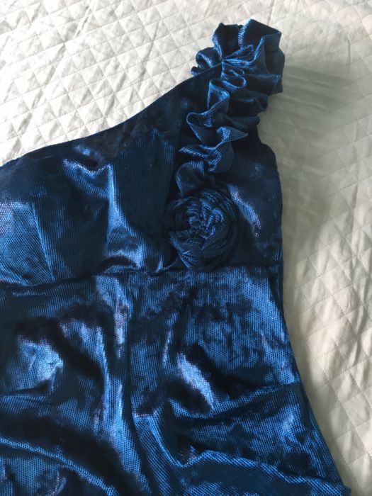 Синее платье на одно плечо.