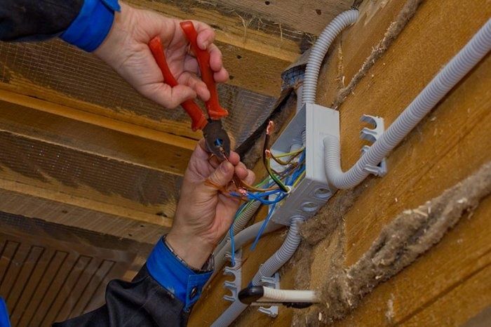 Уйларни, Офисларни корхоналарни электир монтаж ишларини киламиз.