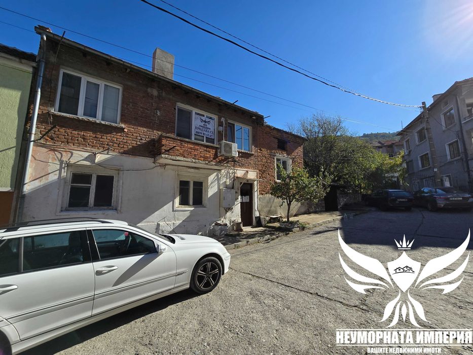 Продавам двуетажна къща РЗП 140кв. и 95кв.м. двор в гр.Асеновград