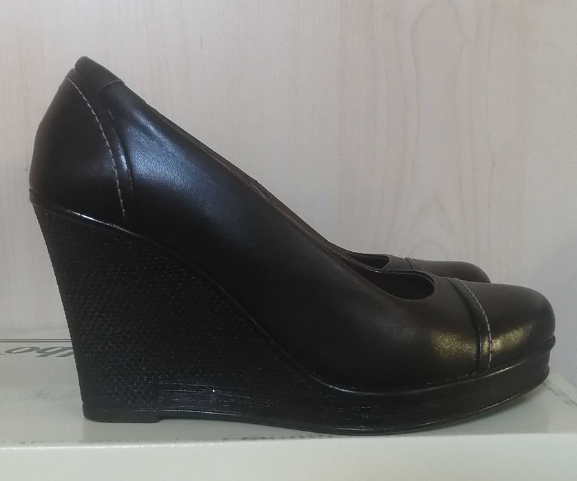 Pantofi din piele naturala numarul 35 / 36 cu platforma neagra