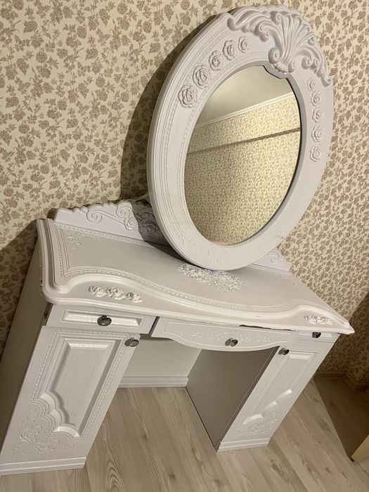 Продам столик с зеркалом