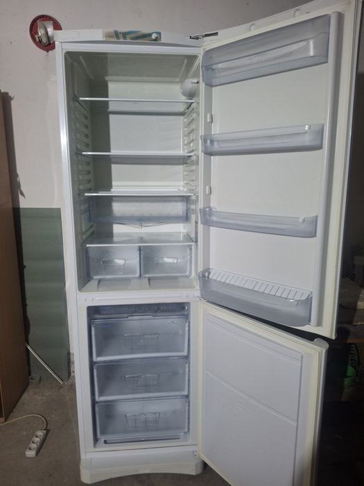 Шыттай  Холодильник Индезит  сатылады.