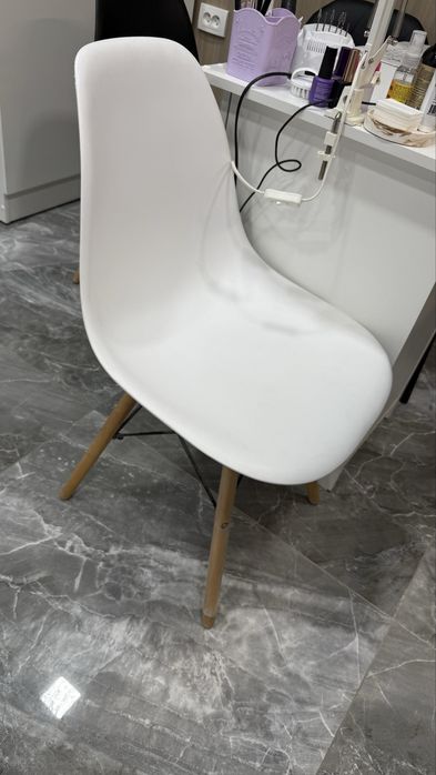 Стулья 1белый 1 черный