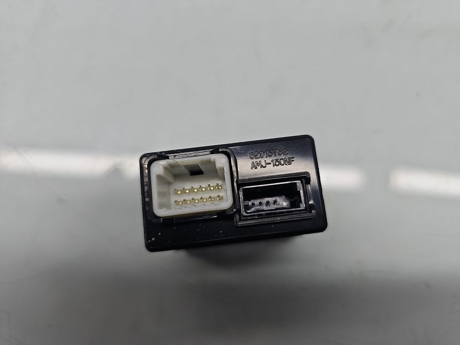 Conector auxiliar USB Hyundai i40 Wagon [Fabr 2012-2019] 96120-3Z500