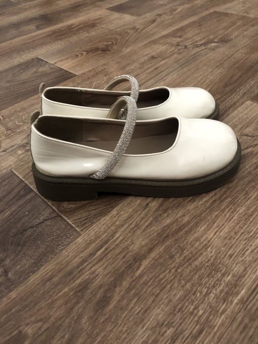 Продаются белые туфли