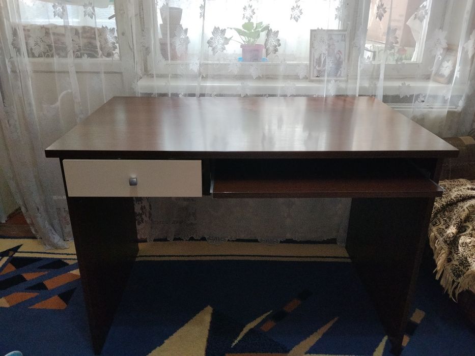 Продам стол письменный.
