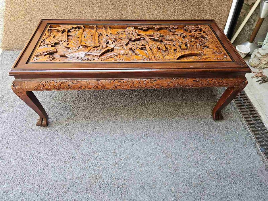 Конзолен шкаф в стил Чипъндейл