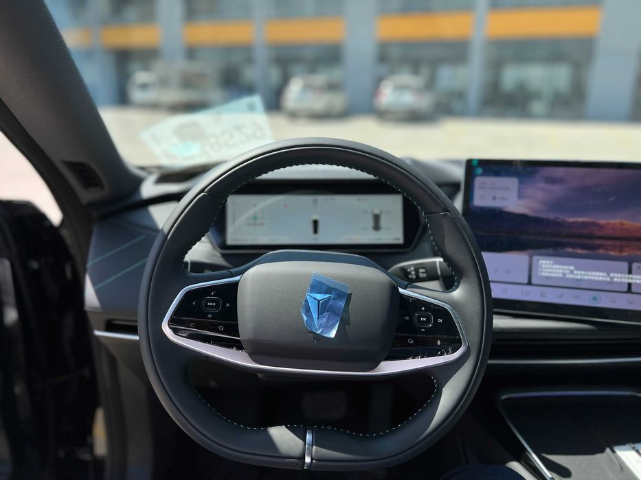 BYD o'rniga Italiyancha dizaynga ega Deepal SL03, rasmiy dilerdan 2024