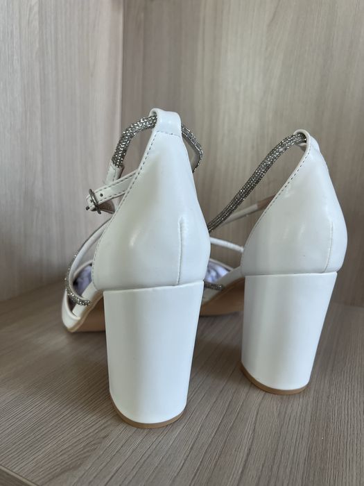 Туфли новые на удобном каблуке