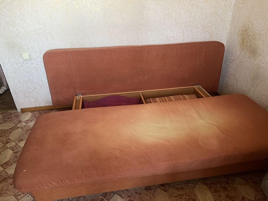 Диван есть ящик для хронения вещей