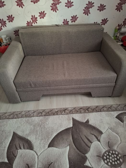 Vând canapea. Culoarea ei este un cacao cu lapte,starea este bună