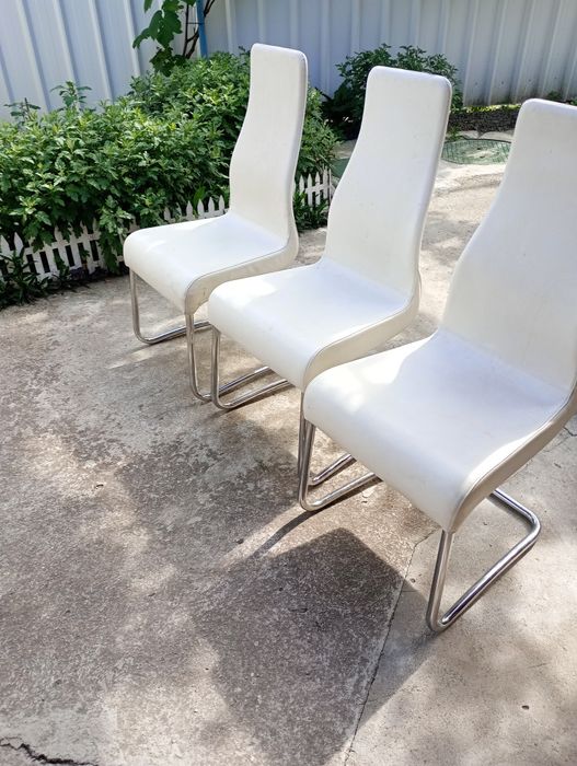 Vând masa rotunda de bucătărie cu 4 scaune