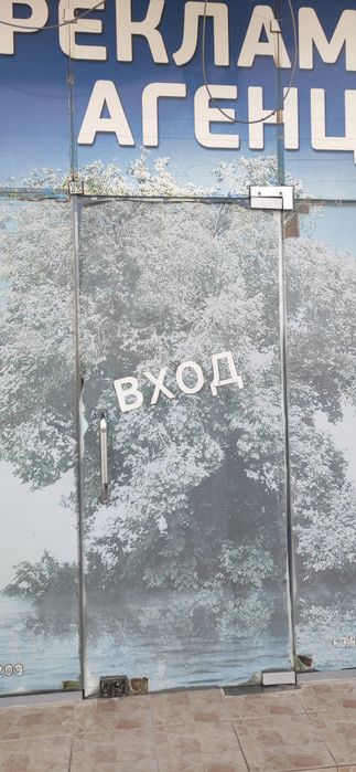 стъклена врата с механизъм