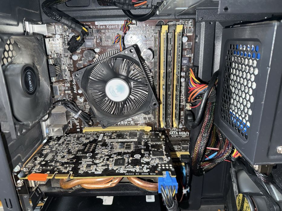 Pc intel i5 4460, 14gb ram, nvidia GTX 970, ssd 120gb, hdd 500 gb