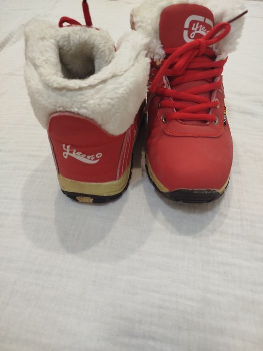 Мягкие, удобные ботинки на меху, не скользящая подошва.