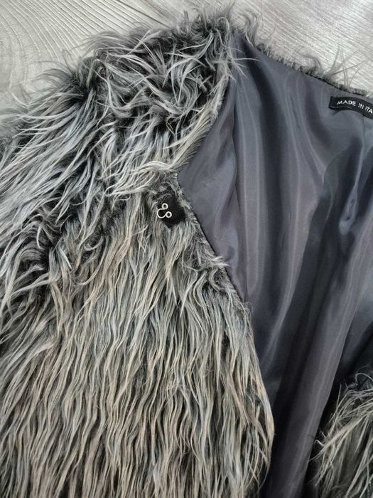 Aceasta este o jachetă din blană artificială gri