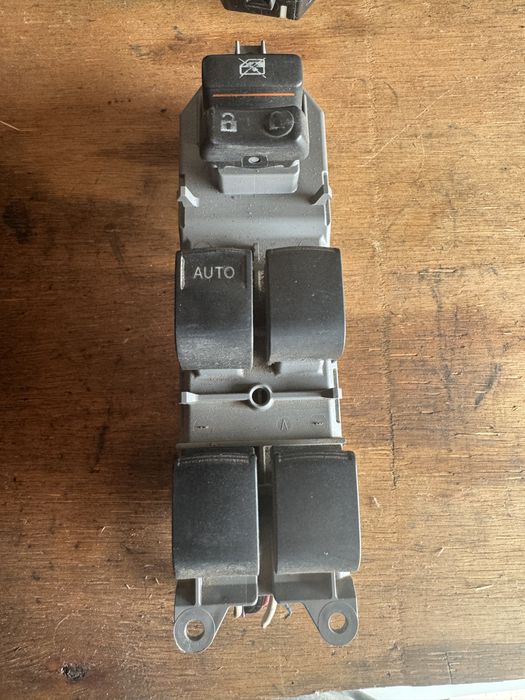 Кнопки стеклоподъемника на Toyota Camry, Corolla европейская сборка