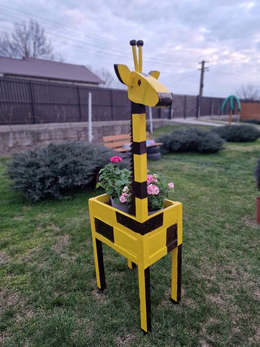 Girafa gigant din lemn personalizata ghiveci flori si decor