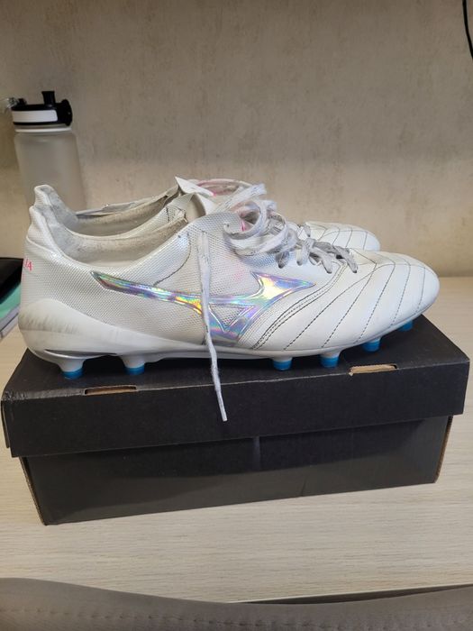 Футбольные бутсы Mizuno